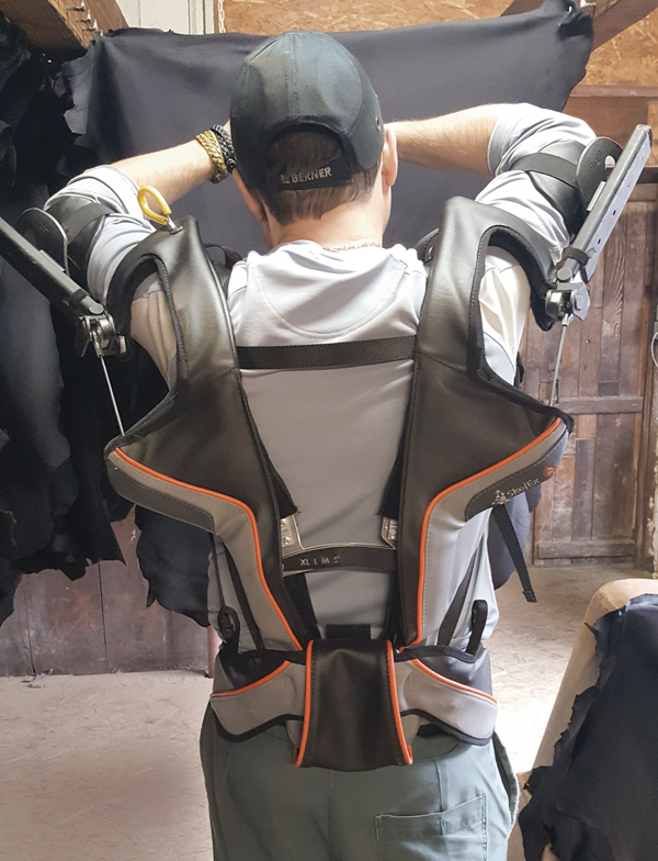 Exosquelette de maintien des bras en l’air IP12 modèle SkelEx, en test chez Bodin-Joyeux