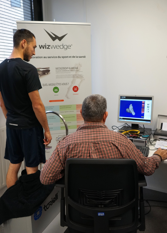 Mesure numérique du pied d'un arbitre de football à l'aide d'un scanner de pied 3D