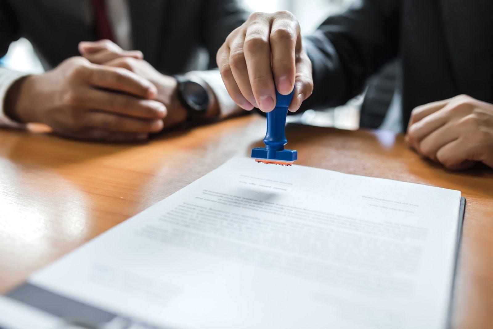 Apposition d'un tampon sur un document