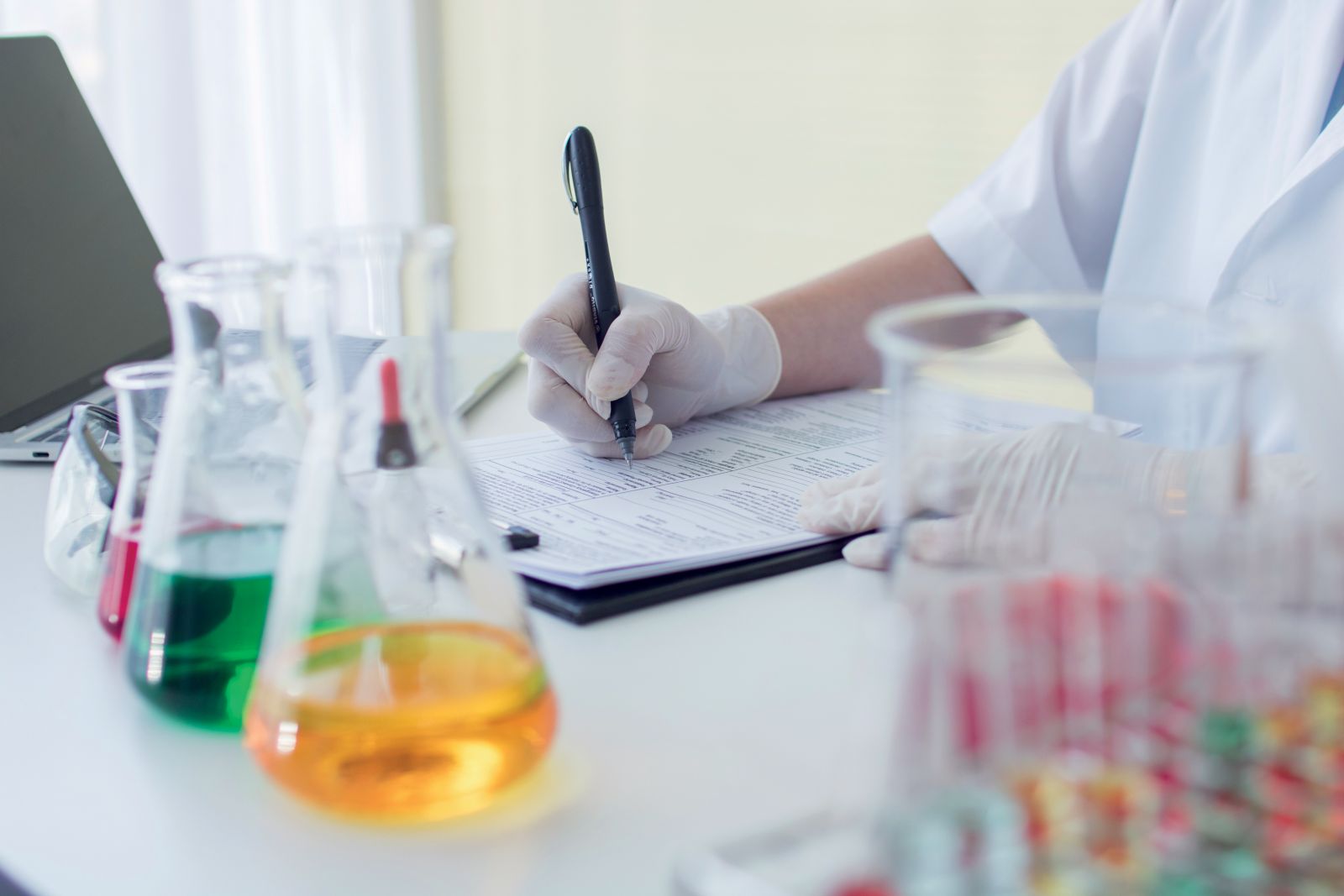 Technicien de laboratoire prenant des notes