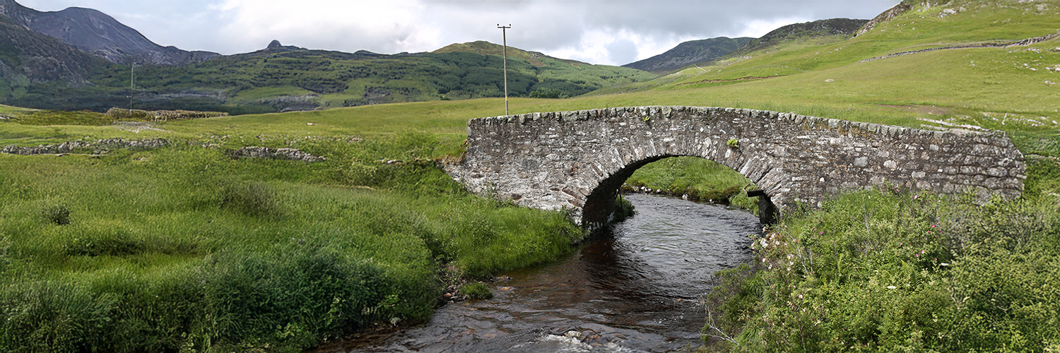 Rivière qui passe sous un pont en pierres