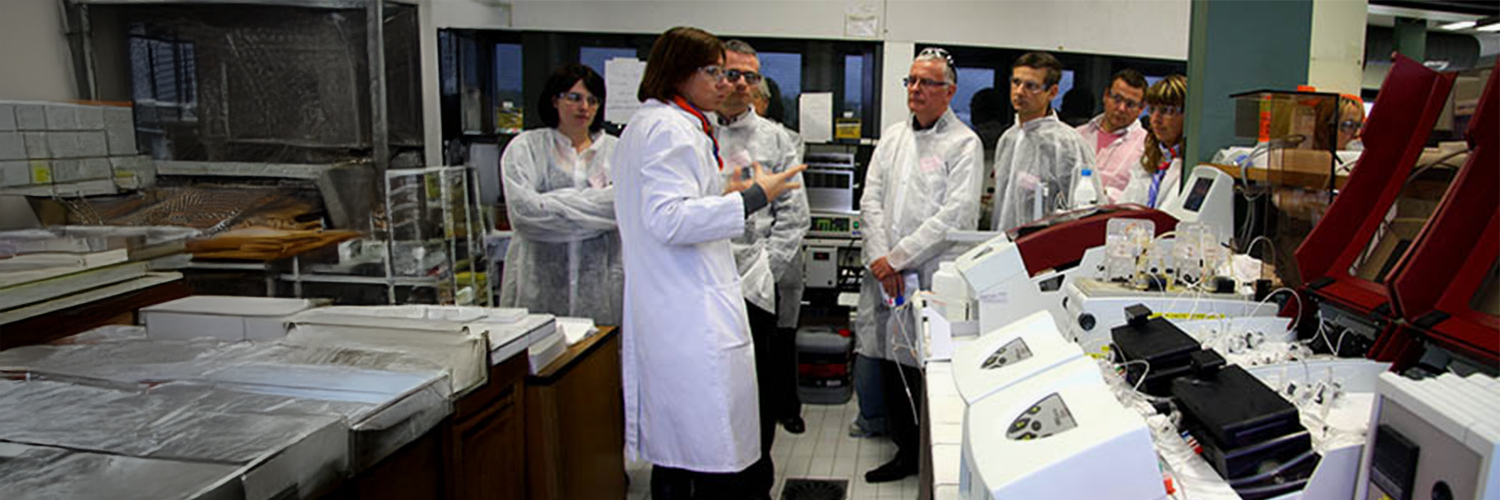 Opérateurs dans un laboratoire
