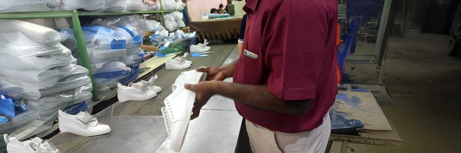 Inspection de paires de chaussures blanches
