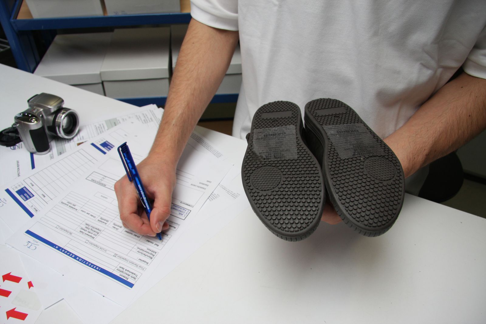 Inspection des semelles d'une paire de chaussures
