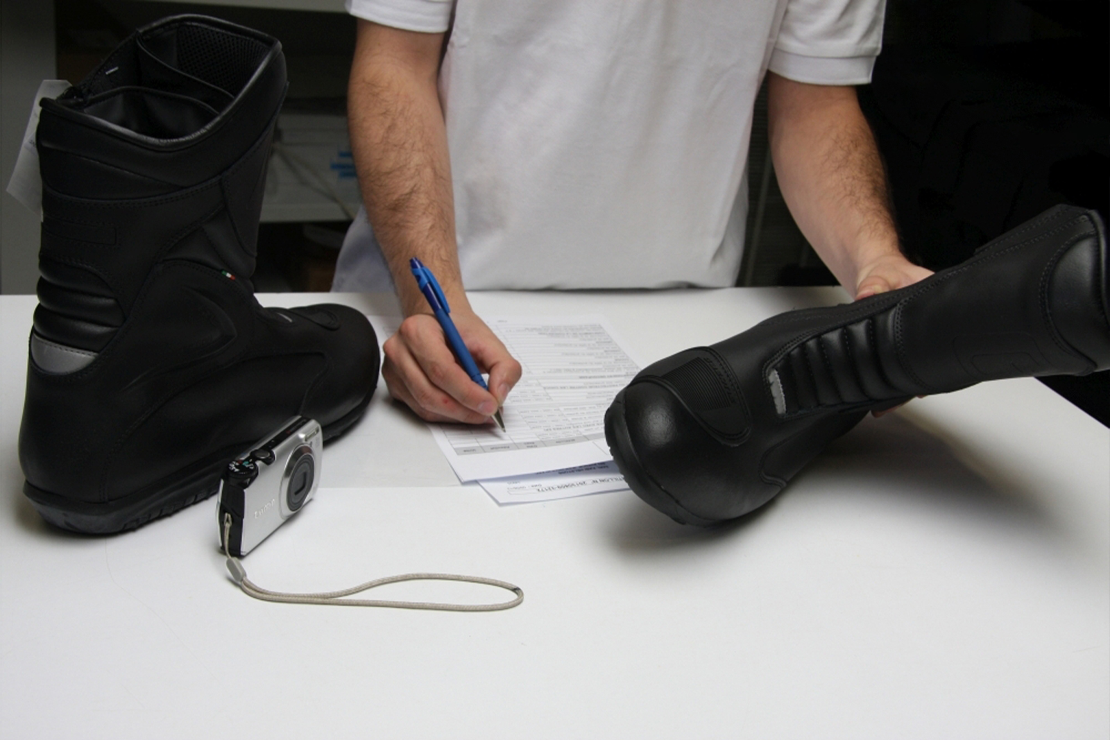 Expert inspectant une paire de bottes de moto