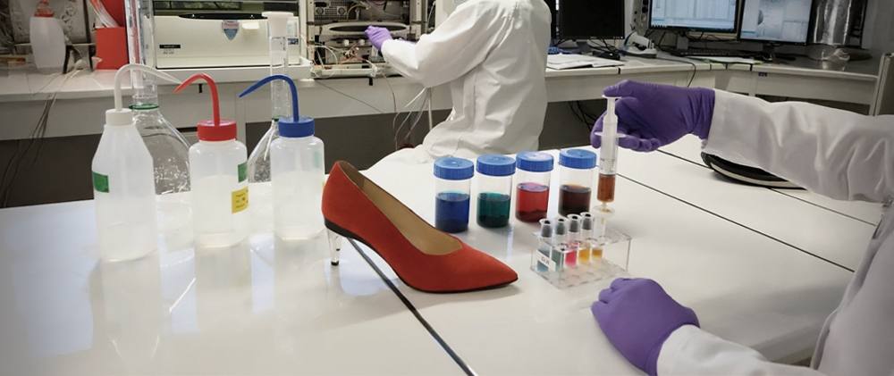 Chaussure rouge analysée en laboratoire