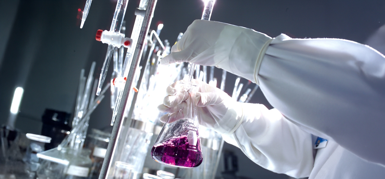 Beaker containing a violet solution