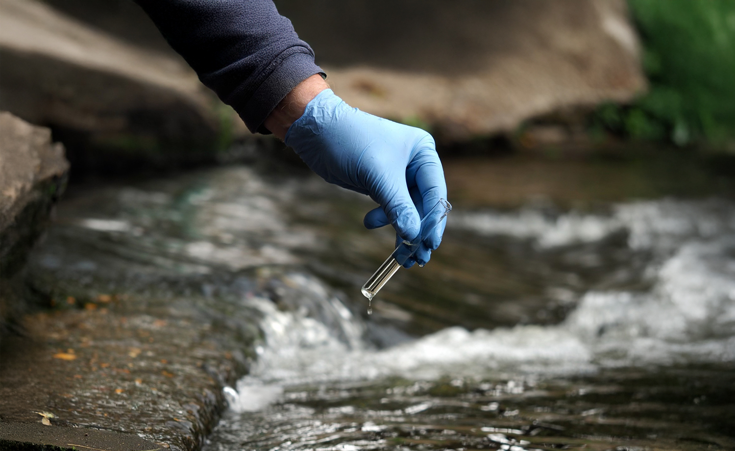 Prélèvement d'eau dans une source naturelle