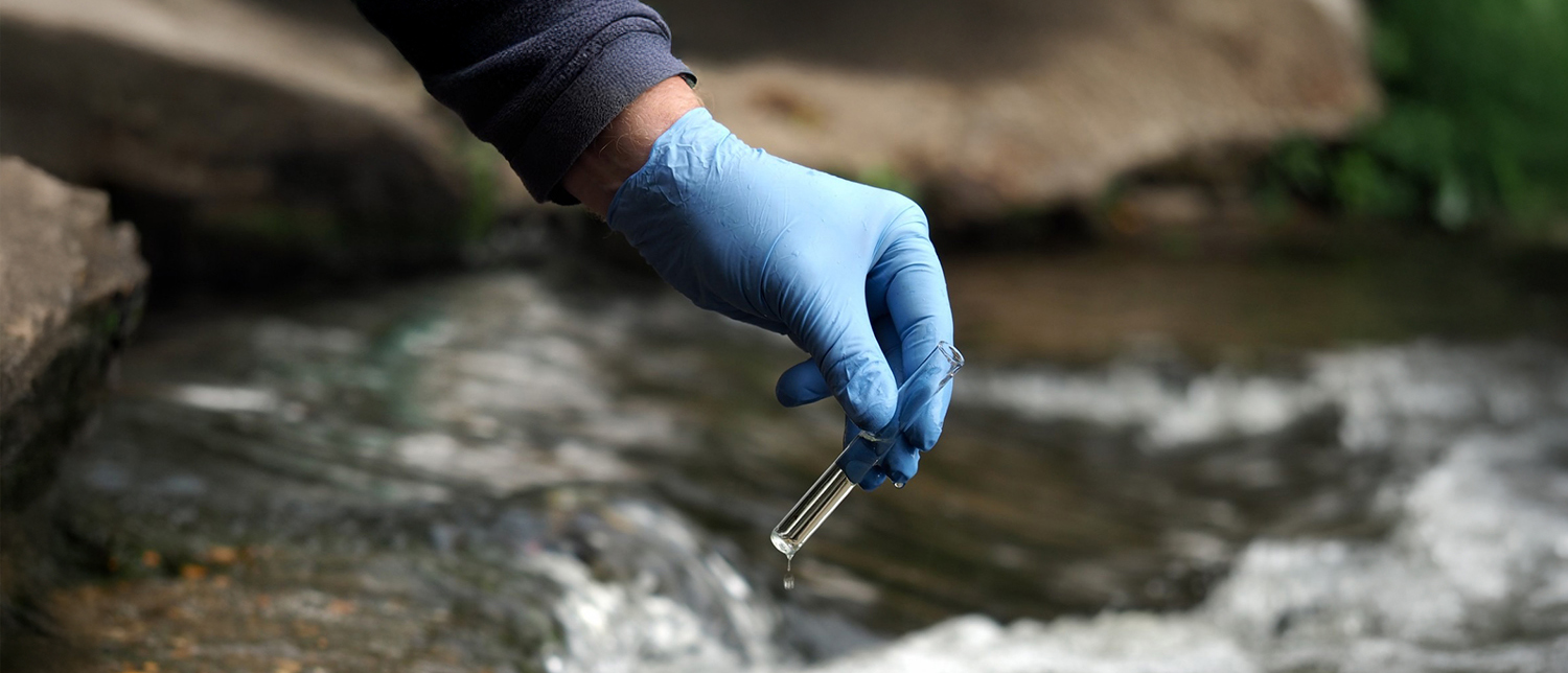 Prélèvement d'eau en milieu naturel