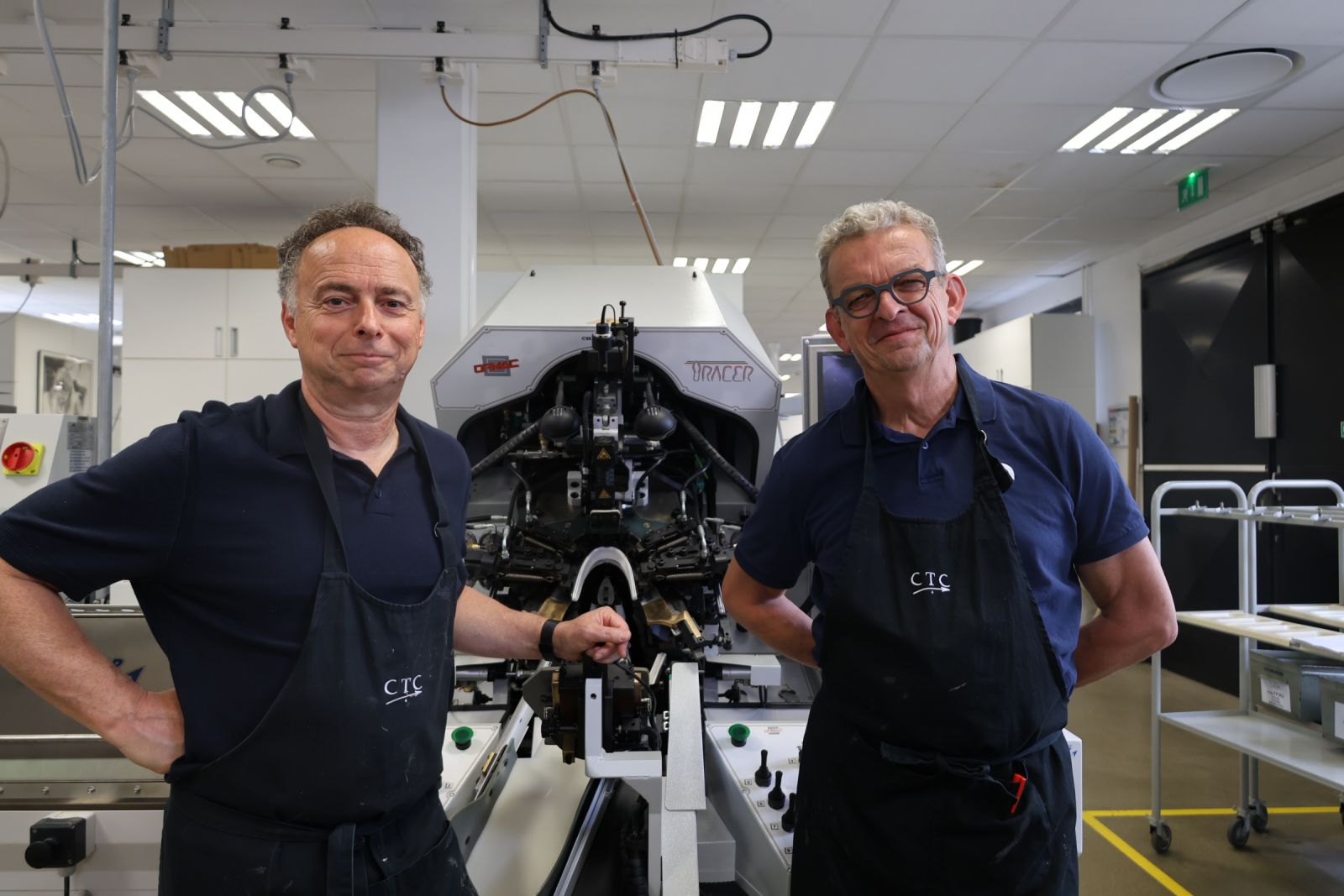 Christophe Cumin et Florent Gouy dans un atelier chaussure