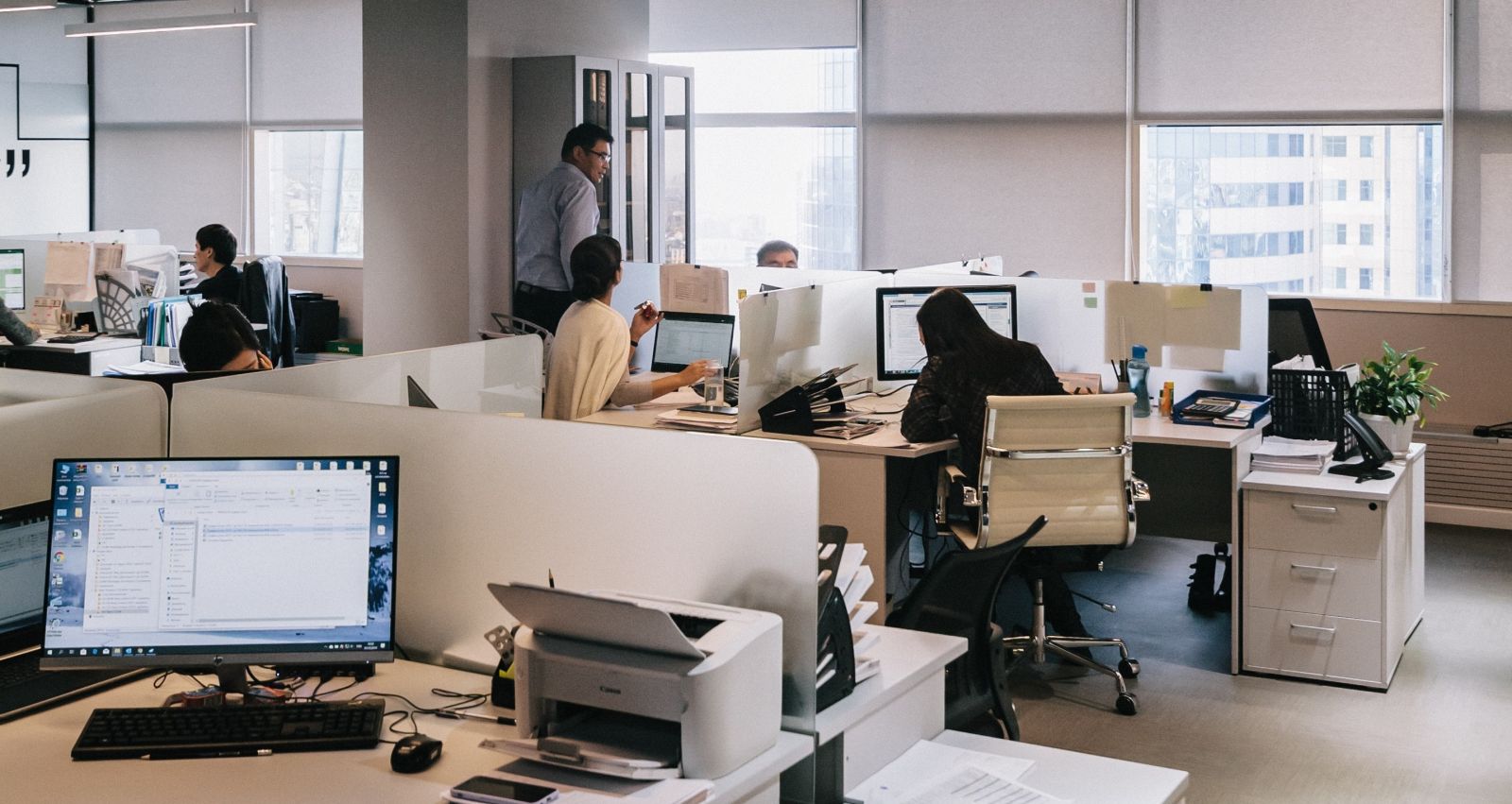 Personnes qui travaillent dans un open space