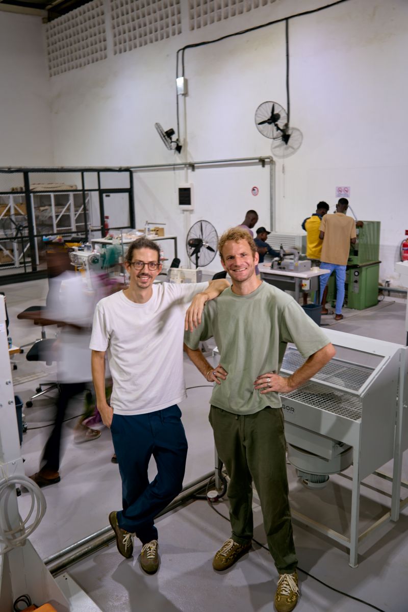 Hugues Didier et Vulfran de Richoufftz dans l’atelier de production PANAFRICA