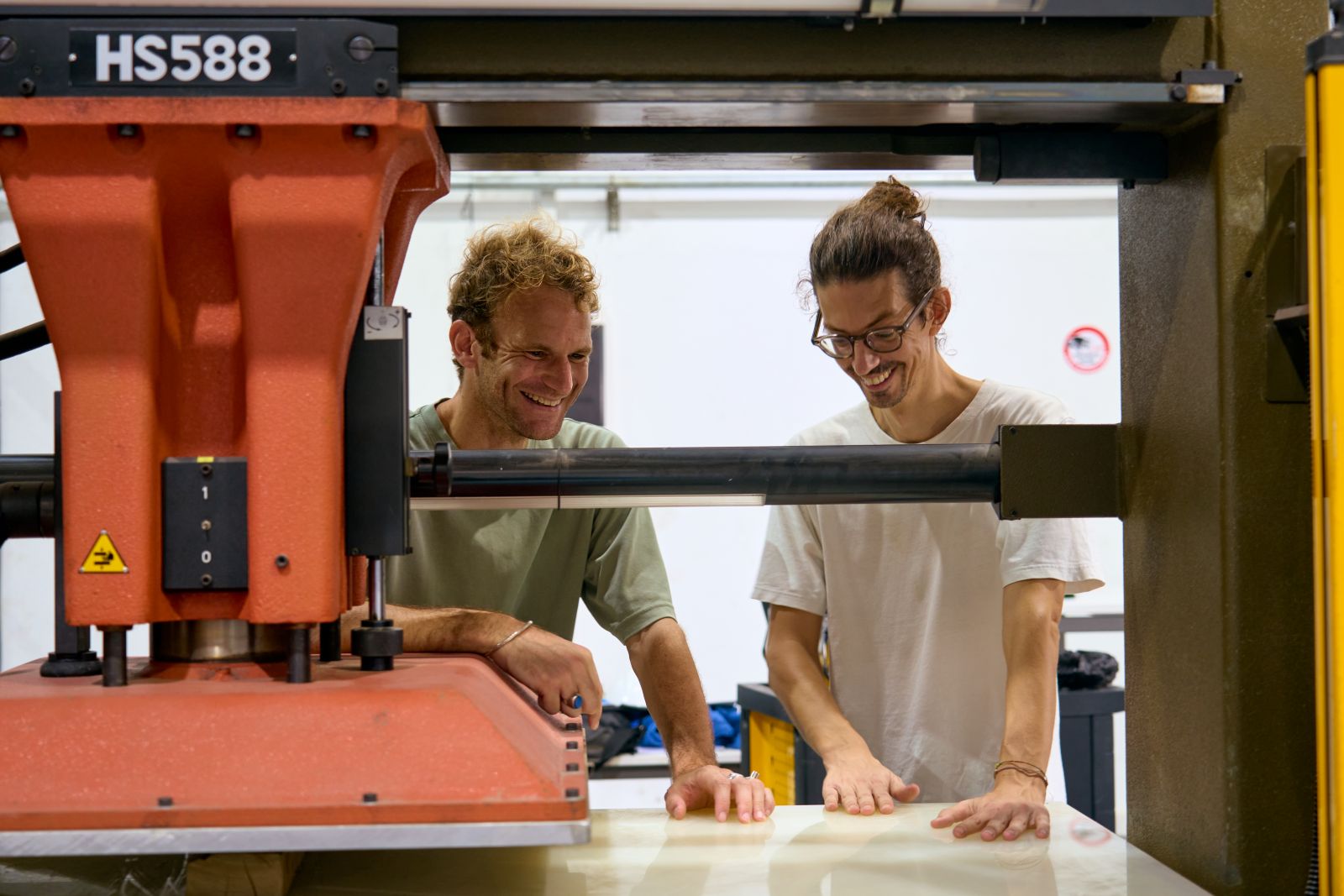 Les fondateurs observent une opération de production dans l’atelier