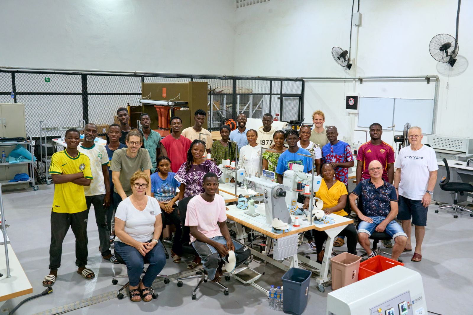 L’équipe réunie dans l’atelier de production PANAFRICA