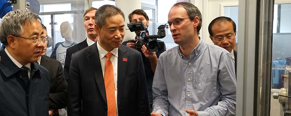 Visite de Hu Chunhua vice 1er ministre Chine, Labo de physique avec B. Dumeix